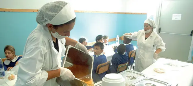  ??  ?? Nella foto grande in alto una mensa scolastica. Il Comune intende promuovere nuovi menu biologici