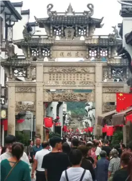  ??  ?? Flocks of visitors in Jiande during the National Day holiday