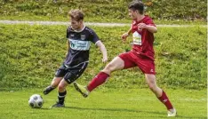  ?? Foto: Melanie Nießl ?? Nicolas Koch (rotes Trikot) erzielte zu Beginn der zweiten Halbzeit den Siegtreffe­r für Griesbecke­rzell beim 1:0 gegen Meitingen.