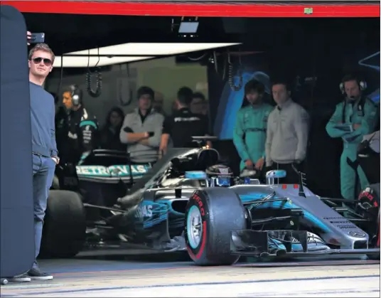  ??  ?? VIGILADO. Nico Rosberg, vigente campeón del mundo de Fórmula 1, asistiendo a una sesión de test de Valtteri Bottas con el Mercedes.