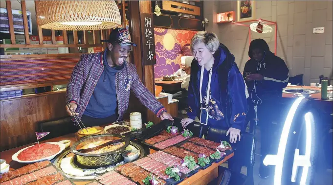  ?? PHOTOS BY LYU JIA / FOR CHINA DAILY ?? Asare-Yeboah talks with his wife, Zhu Lan, during a break between making videos.