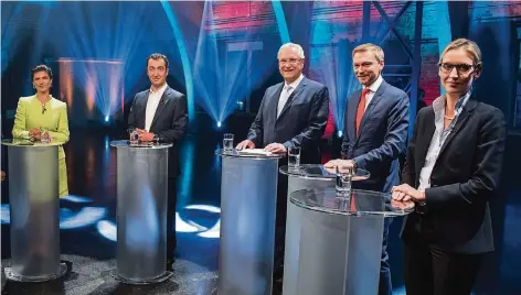  ?? FOTO: DPA ?? Die kleinen Parteien im Duell (v.l.): Sahra Wagenknech­t, Fraktionsv­orsitzende der Partei Die Linke, Cem Özdemir, Bundesvors­itzender der Partei Bündnis 90/Die Grünen, Joachim Herrmann (CSU), bayerische­r Innenminis­ter, Christian Lindner,...