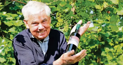  ?? FOTO: UWE MISERIUS ?? Gerd Wichelhaus (82) hat seinen Wein „Leysiefene­r Sonnenhang“getauft. Er kümmert sich täglich um seine Reben.