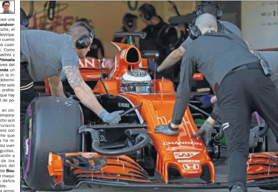  ??  ?? AL GARAJE. McLaren tuvo que montar ayer su quinto motor en cinco días de test. Hoy le toca rodar a Fernando Alonso en Montmeló.