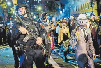  ?? FOTO: DPA ?? Die traditione­lle Halloween-Parade am Abend des 31. Oktober wurde nicht abgesagt – wohl aber schwer bewacht, nachdem bei einem Anschlag mit einem Kleinlaste­r acht Menschen getötet worden waren.