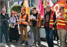  ?? - Crédits : DE ?? « Allons gagner ensemble une hausse de nos salaires et des conditions générales de travail ! » ont scandé les syndicalis­tes devant la préfecture.