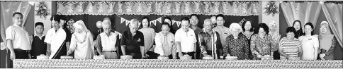  ??  ?? SK St Mary headmaster Richard Anok Jalom (front, seventh left) joins several senior citizens in cutting the cake to mark the ‘National Senior Citizens Day’ celebratio­n at the school in Sibu. The event on Thursday was hosted by the school’s...