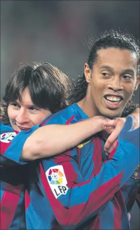  ?? FOTO: PERE PUNTÍ ?? Ronaldinho se comportó como un hermano mayor en el Barça para Messi