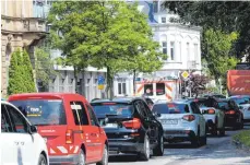  ?? ARCHIVFOTO: SIEGFRIED HEISS ?? Mit dem Auto durch den Feierabend­verkehr – ein Los vieler Pendler, von denen es in Ravensburg besonders viele gibt.