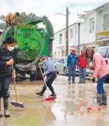  ?? BLANCA E. GUTIÉRREZ /EL SOL DE HIDALGO ?? Afectados realizan limpieza en Tula