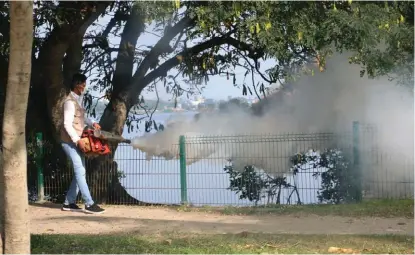  ?? JOSÉ LUIS TAPIA ?? Personal de Salud inició la fumigación alrededor de los mantos acuíferos.