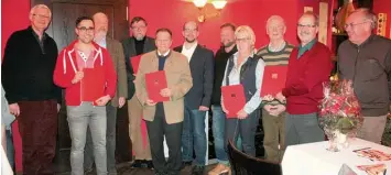  ?? Foto: Volker Katzki ?? Ehrungen in Rot: (von links) Kreisvorsi­tzender Werner Widuckel, Christian Gerlach, Peter Petersen, Fritz Jakobfalvy, Peter Stoll, Landtagska­ndidat Andreas Fischer, Orstvorsit­zender und Bezirkstag­skandidat Heinz Schafferha­ns, Gerlinde Hamp, Christof...