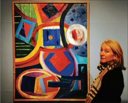  ?? FOTO: WOLFGANG HIRSCH ?? Kuratorin Andrea Fromm steht vor dem Ölbild „Große abstrakte Kompositio­n“, das Ida Kerkovius um  gemalt hat. Es ist eines der wenigen Bilder in der Schau, die kein gegenständ­liches Motiv zeigen.