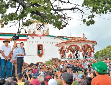  ??  ?? El Presidente realizó un recorrido por las zonas afectadas en Tlayacapan, Morelos.