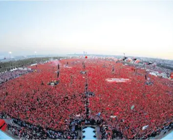  ?? Foto: Turkey’s Presidenti­al Press, afp ?? Schon am frühen Abend strömten Hunderttau­sende zu der Großkundge­bung gegen den Putschvers­uch in Istanbul. Insgesamt gingen Beobachter von rund einer Million Teilnehmer aus.