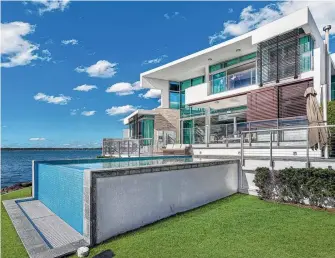  ?? ?? The Beach House at 13 Ephraim Island was sold under the hammer last week.