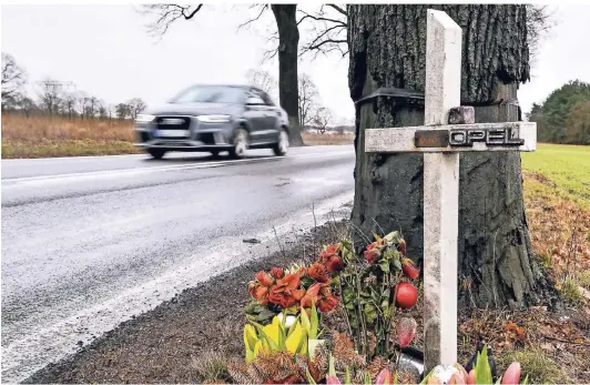  ?? FOTO: PLEUL/DPA ?? Man sieht sie häufig an Landstraße­n und Alleen: Kreuze zur Erinnerung an Menschen, die bei Autounfäll­en ums Leben gekommen sind.