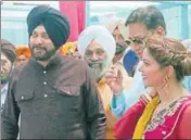  ??  ?? Local bodies and tourism minister Navjot Singh Sidhu with chairperso­n of the Punjab Arts Council Satinder Satti at a function to pay tribute to Shiv Kumar Batalvi in Batala on Saturday. HT PHOTO