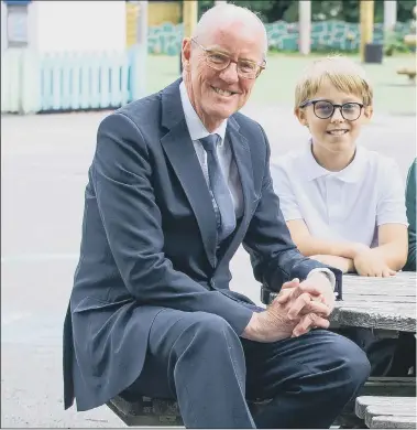  ??  ?? EXCITEMENT Minister for school standard, Nick Gibb MP, talking to Gatcombe Park Primary