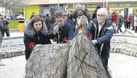  ?? JOSÉ PUCHE / AYUNTAMIEN­TO DE ALCAÑIZ ?? Homenaje a los fallecidos tras el bombardeo de Alcañiz del año 1938, ayer.