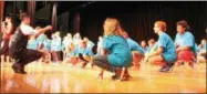  ?? PHOTOS BY LAUREN HALLIGAN — LHALLIGAN@DIGITALFIR­STMEDIA.COM ?? Nathan Braim teaching students at Maple Avenue Middle School how to breakdance.