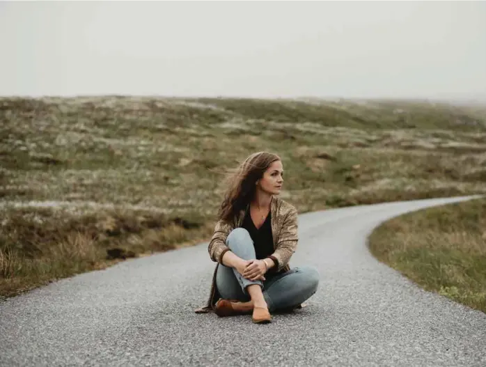  ?? FOTO: HELLE FROGNER ?? HJEMME IGJEN: Line Dybedal dro til byen for å gjøre karriere. Nå lever hun som musiker i Selje, lengst nord i Sogn og Fjordane.