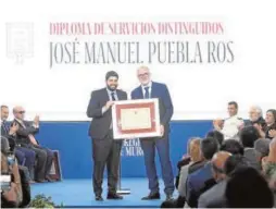  ?? // ABC ?? José Manuel Puebla recibe el diploma de manos de Fernando López Miras