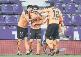  ?? FOTO: GETTY ?? Carlos Soler, felicitado por sus compañeros tras su decisivo gol en Valladolid