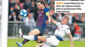  ??  ?? DUELO. Lionel Messi fue un dolor de cabeza durante todo el partido para Toby Alderweire­ld.