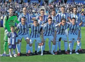  ??  ?? Los jugadores del Atlético Baleares, antes del encuentro contra el UD Ibiza.