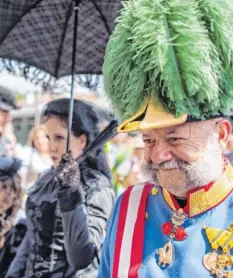  ?? Foto: Christian Bruna, dpa ?? Gerard Fritz gibt in der Kaiserwoch­e in Bad Ischl Franz Joseph I. Dort wird der Geburtstag des Monarchen groß gefeiert.