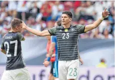  ?? FOTO: DPA ?? Auf dem Rückweg zur festen Größe im Nationalte­am: Mario Gomez bejubelt sein Elfmeterto­r mit Joshua Kimmich.