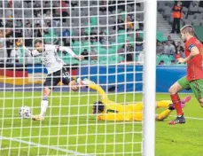  ?? FOTO: FRANK HOERMAN/IMAGO IMAGES ?? Mit seinem entscheide­nden Treffer im Finale gegen Portugal schießt Lukas Nmecha die deutsche U21 zum Europameis­tertitel.