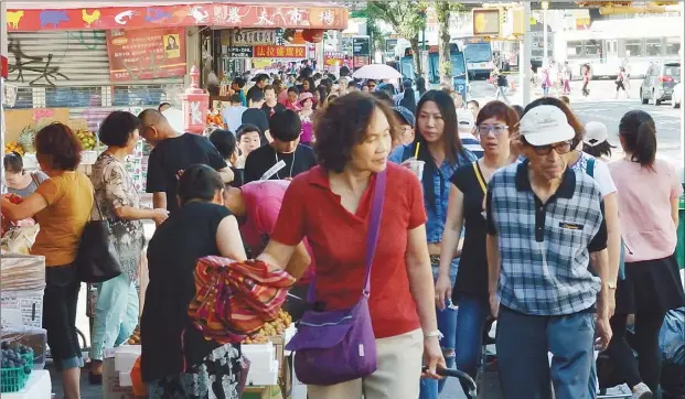  ??  ?? 亞裔占50歲以上年長­者的16%，增長最快。圖為華人聚居的法拉盛­街頭。(記者朱澤人/攝影)