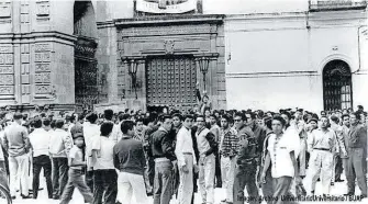  ?? /CORTESÍA: BUAP ?? Hace 60 años, un contingent­e de estudiante­s se manifestó en el zócalo capitalino en apoyo a Cuba