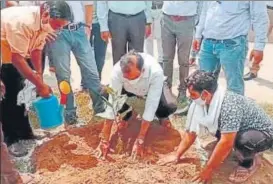  ?? HT PHOTO ?? Family members plant trees in the memory of their loved ones who lost their lives due to the pandemic, in Bharatpur on Saturday.
