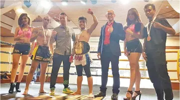  ??  ?? Newly-crowned champion Hasbullah Sanmin (fourth right) brandishin­g the title belt he received from BMAEX organising chairman Alvin Chong (third left) while Sunny N. Sabornido (second left) received a medal as first runner-up.