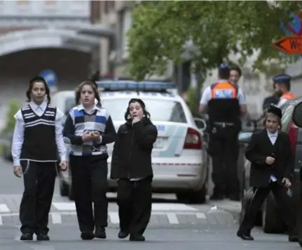  ?? FOTO PHOTO NEWS ?? Politie in de Joodse wijk van Antwerpen. Het antisemiti­sme is in heel Europa toegenomen.