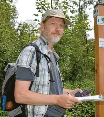  ?? Foto: Simone Bronnhuber ?? Rucksack, Apfel, Sonnenhut, GPS-Gerät und Klemmbrett: Michael Jarmuschew­ski ist Zertifizie­rer beim Deutschen Wanderinst­itut und verleiht die Siegel Premiumwan­derweg. Dazu war er auch auf dem neuen Weg Donauwald unterwegs.