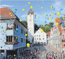  ?? FOTO: HEB ?? Zum Abschluss steigen die Luftballon­s in den Himmel.