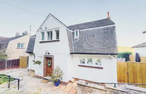  ?? ?? This modern, open plan family home located in Deepdale Avenue is priced £575,000. For more informatio­n contact Liam Darrell estate agents on 01723 670004.