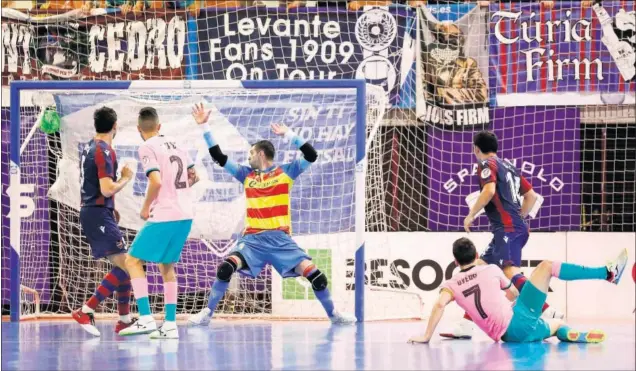  ??  ?? Dyego observa desde el suelo del Municipal de Paterna cómo el balón se cuela por la escuadra tras su acrobático remate en uno de los goles más bonitos de la temporada.