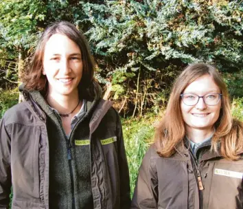  ?? Foto: Siegfried P. Rupprecht ?? Ihre Aufgabe besteht darin, für die Belange des Naturparks Augsburg‰Westliche Wälder zu sensibilis­ieren. Carolin Rolle (rechts) und Johanna Völkel wollen dies im Einklang mit den Menschen vor Ort erreichen.