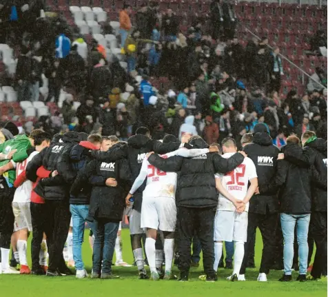  ?? Foto: Ulrich Wagner ?? Nach dem Spiel gegen Wolfsburg versammelt­en sich die Spieler, Trainer Manuel Baum und Manager Stefan Reuter gemeinsam auf dem Spielfeld und schworen sich zusammen auf die Rückrunde ein.