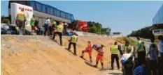  ??  ?? Einsatz auf der Autobahn: Als ein Reisebus liegen blieb, halfen Rotes Kreuz und ACO in einer „Gepäckschl­ange“Hand in Hand zusammen.