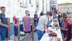  ?? Foto: Ralph Wöger ?? Zugunsten der Ubuntu Hilfe verkauften die Neuntkläss­ler der Konradin Realschule selbst gebackenen Kuchen.