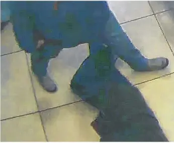  ??  ?? Ein Kunde steigt einfach über die Beine des Bewusstlos­en: Foto der Überwachun­gskamera im Vorraum der Essener Bankfilial­e am 3. Oktober 2016. Foto: dpa