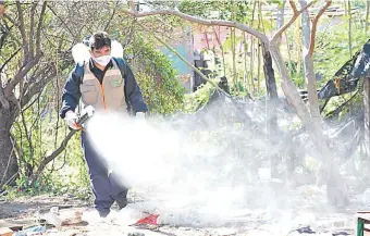  ??  ?? Instan a la ciudadanía a tomar precaucion­es para evitar la proliferac­ión del dengue y del covid.