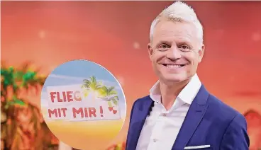  ??  ?? Der blonde Rheinlände­r Guido Cantz wird mit seiner neuen Quizshow „Flieg mit mir!“das Fernweh bei den Kandidaten und den Zuschauern wecken.