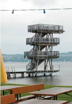  ?? Archivfoto: sys ?? Der Sprungturm gehört zum Strandbad wie die schöne Liegewiese und der Steg. Den freien Zugang dazu wollen sich die Uttinger unbedingt erhalten.